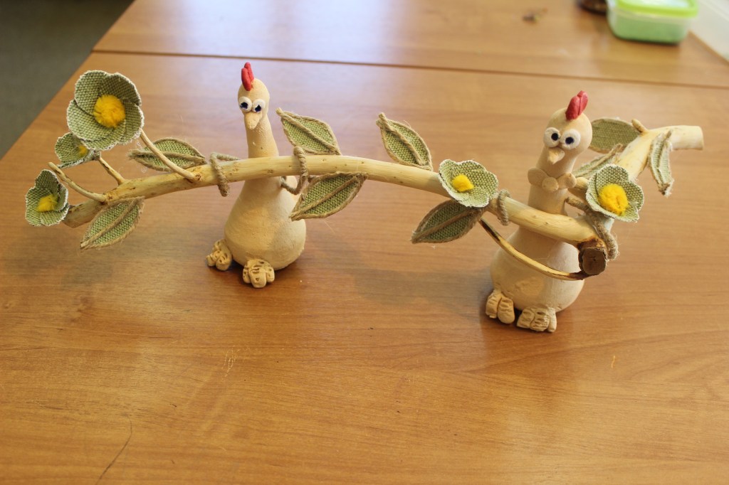 Bashkireva, Yelizaveta 13, Roosters peck at spring flowers (clay)